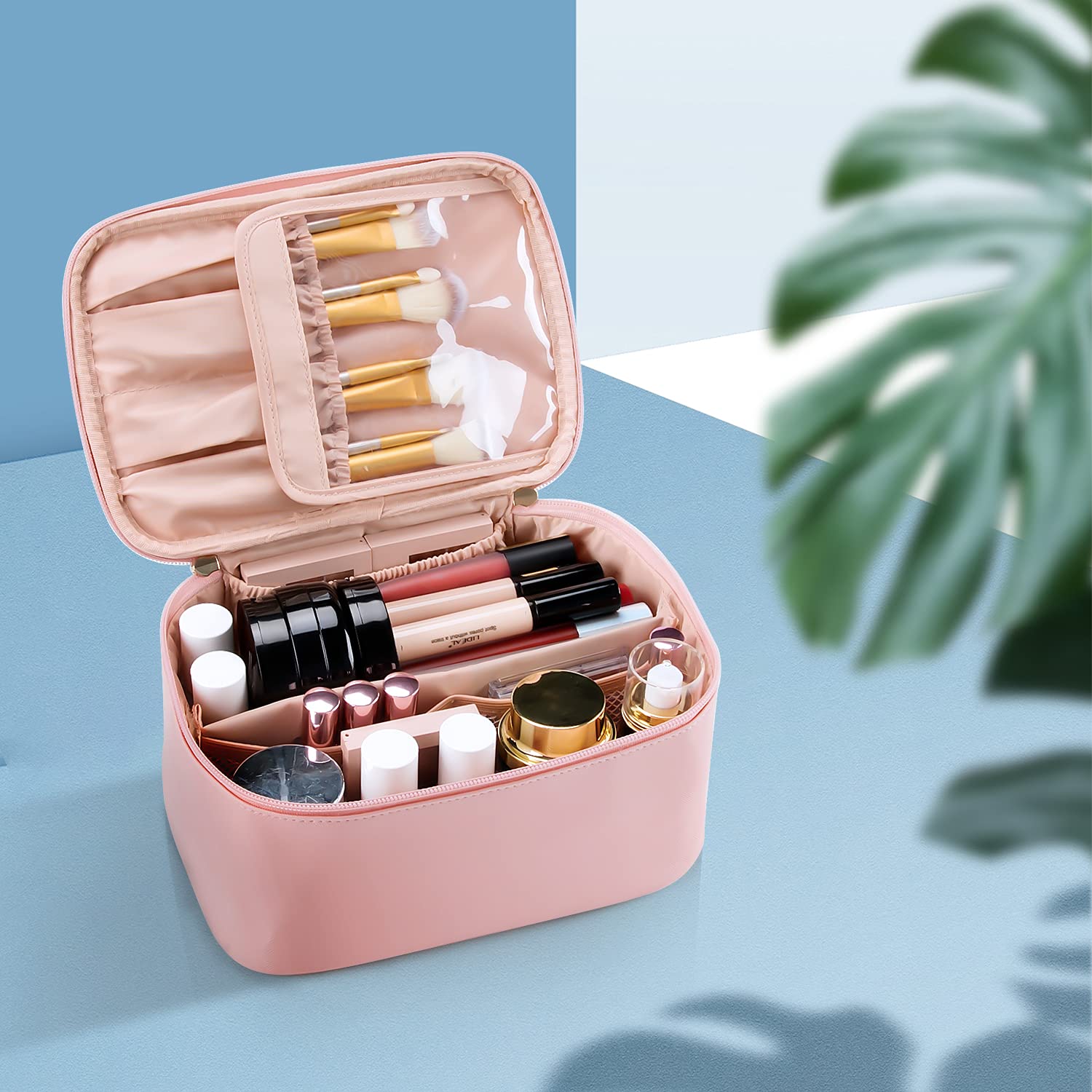 Rosa Kosmetiktasche mit Make-up-Pinseln und Schminkprodukten, ideal für Reisen und Aufbewahrung.