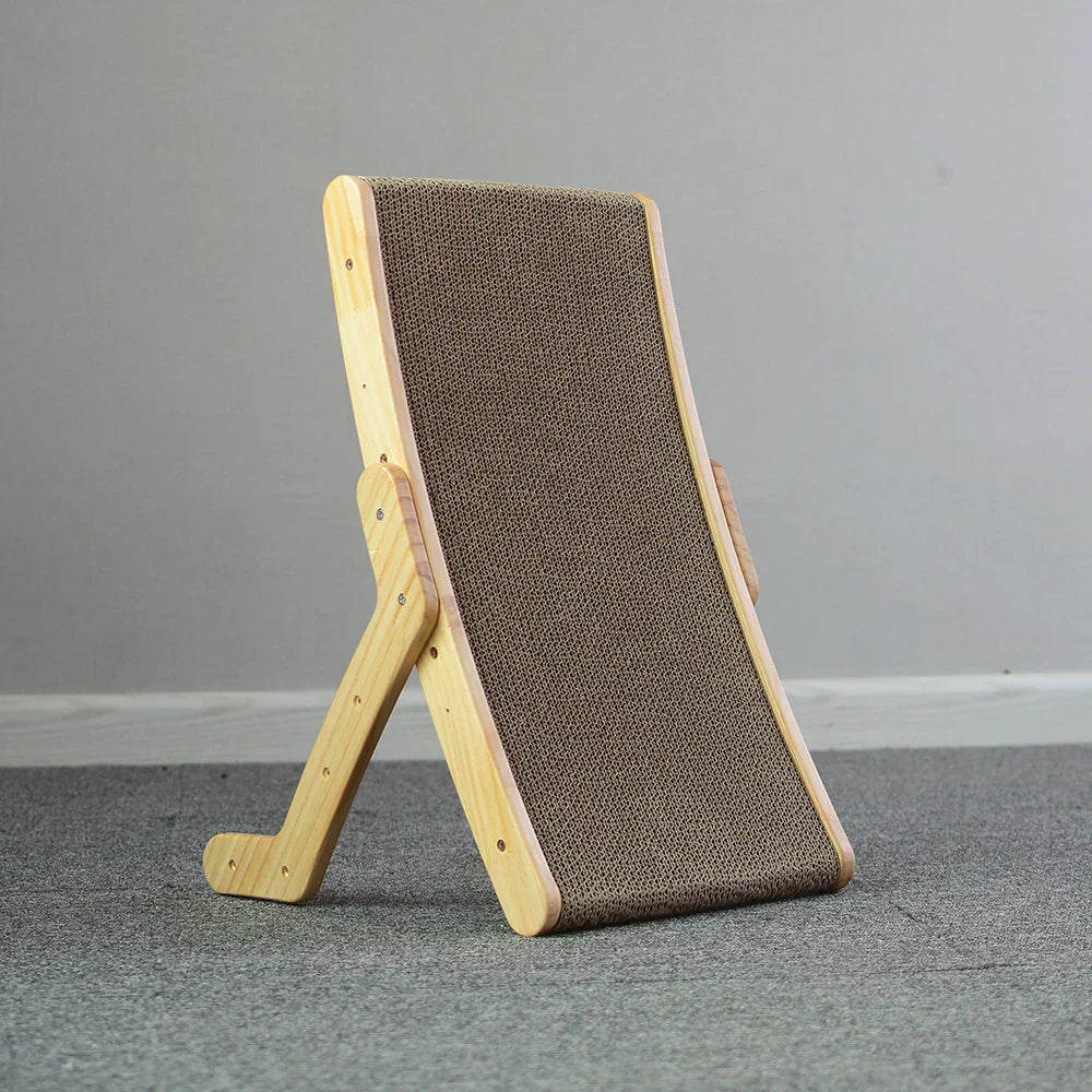 Katzenkratzbrett aus Holz, braun, freistehend, für Krallenpflege und Spiel, modernes Design.