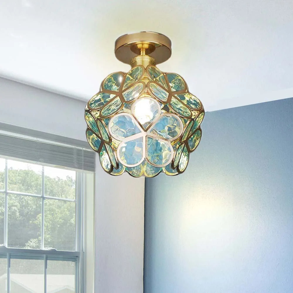 Goldene Deckenleuchte mit blauen Kristallen, modern, Wohnzimmerbeleuchtung, elegantes Design.