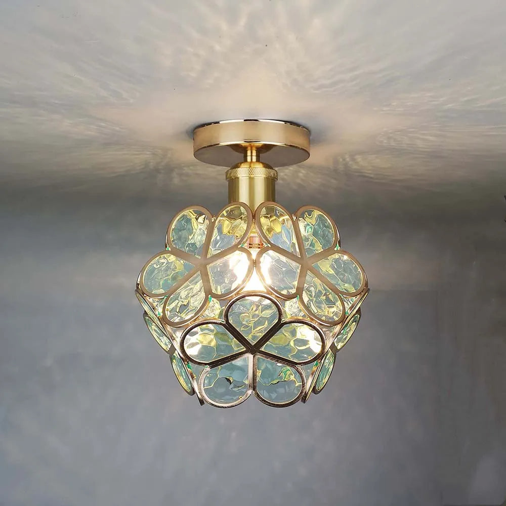 Goldene Deckenleuchte mit blauen Glasblumen, modern, dekorativ, für Wohnzimmerbeleuchtung.