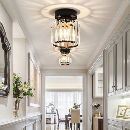 Moderne Kristall-Deckenleuchte im Flur, schwarz-gold, elegantes Design, Innenbeleuchtung.