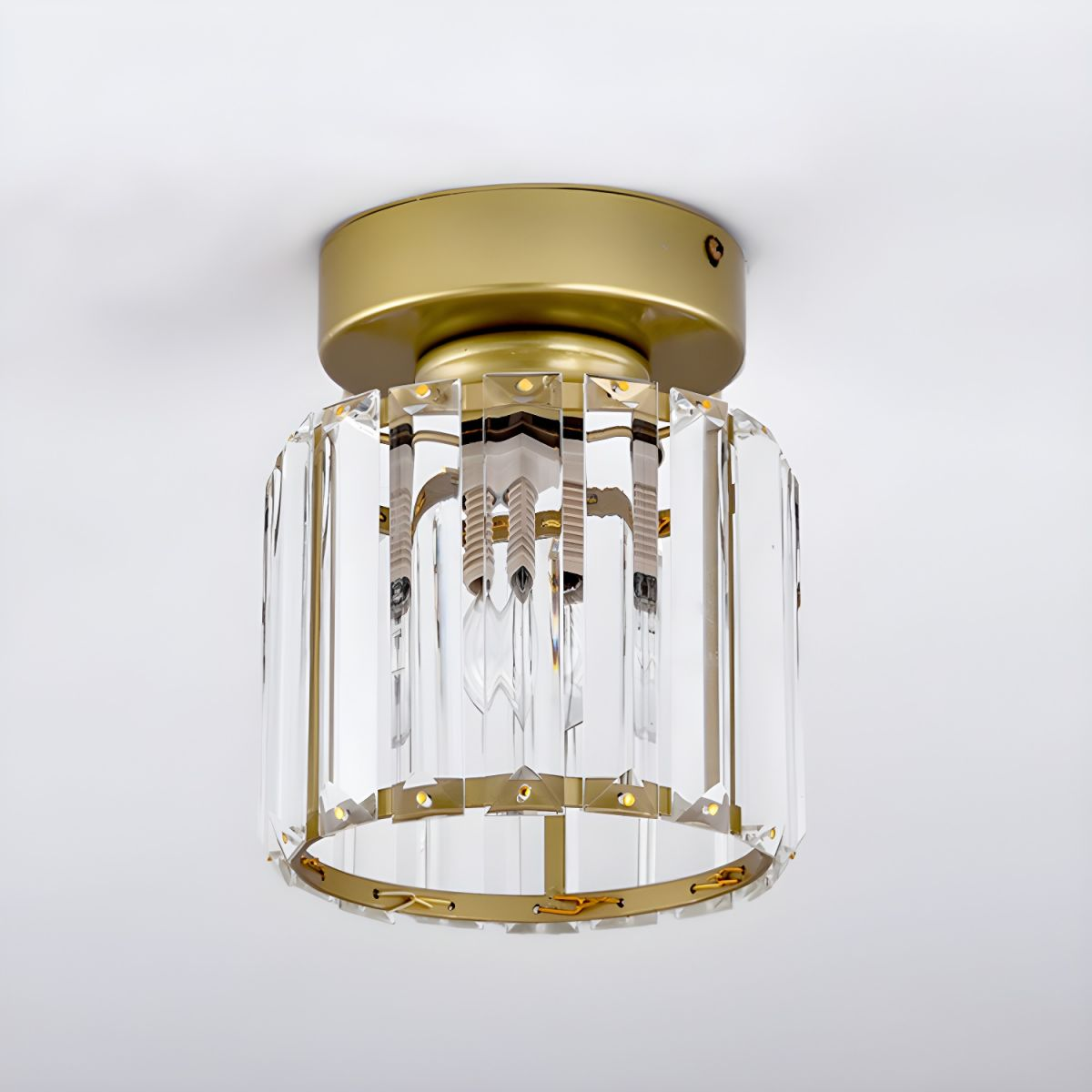 Goldene Deckenleuchte mit Kristallglas, moderner Stil, ideal für Wohnzimmerbeleuchtung.