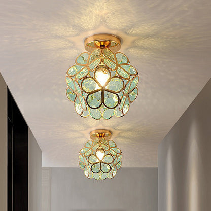 Zwei grüne Kristall-Deckenleuchten, goldene Fassung, modernes Design, Flurbeleuchtung.