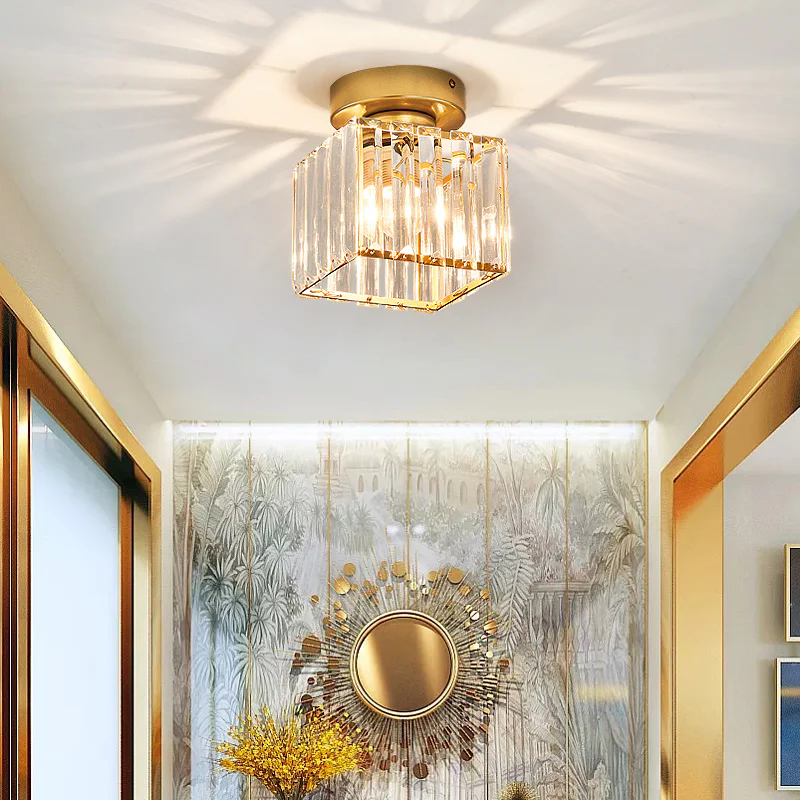 Goldene Deckenleuchte mit Kristall-Design im modernen Flur, elegante Beleuchtung, quadratisch.