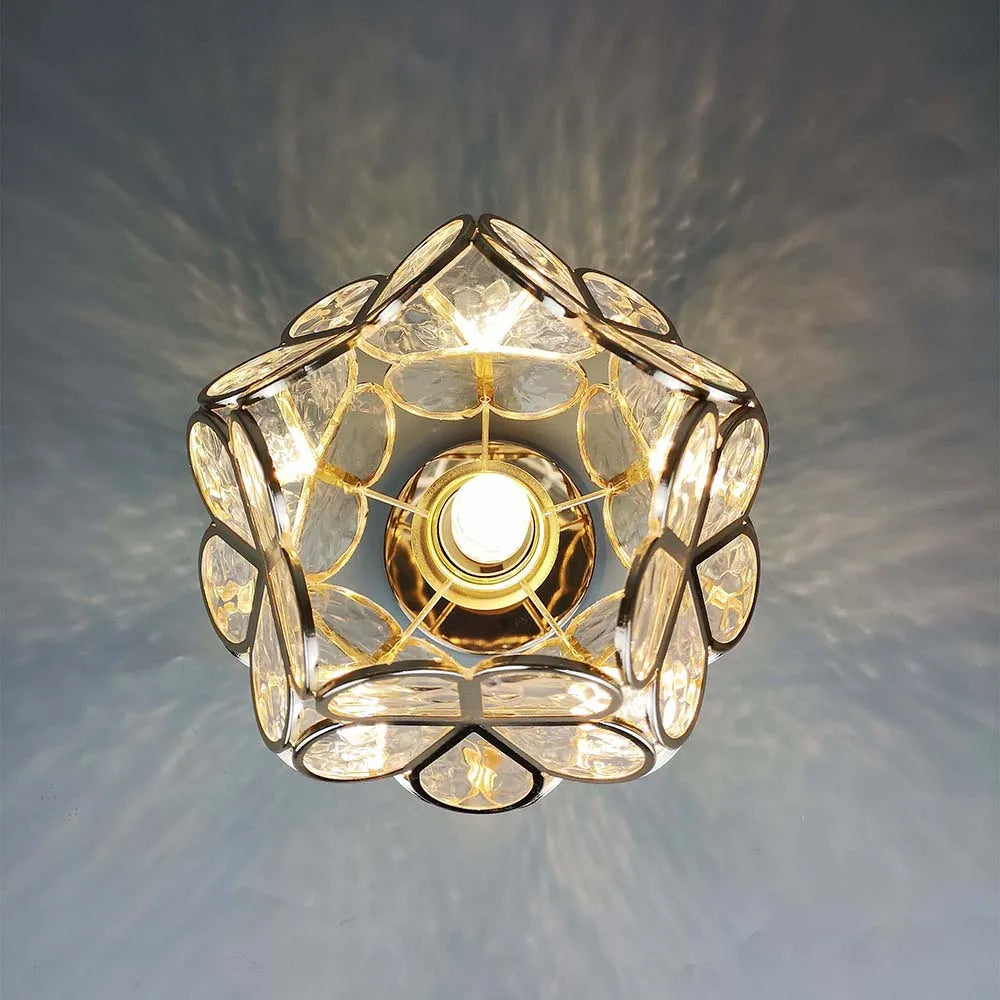 Deckenleuchte aus Kristallglas, goldfarben, geometrisches Design, elegantes Wohnaccessoire.