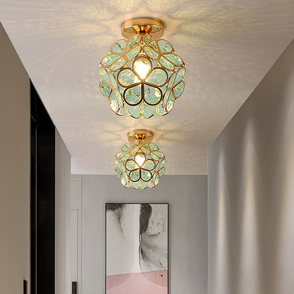 Zwei moderne Deckenleuchten mit grünem Glasdesign in einem eleganten Flur.