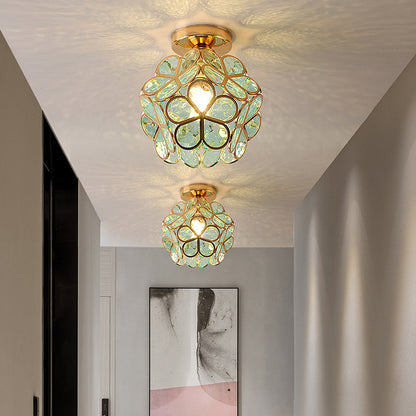 Zwei moderne Deckenleuchten mit grünem Glasdesign in einem eleganten Flur.