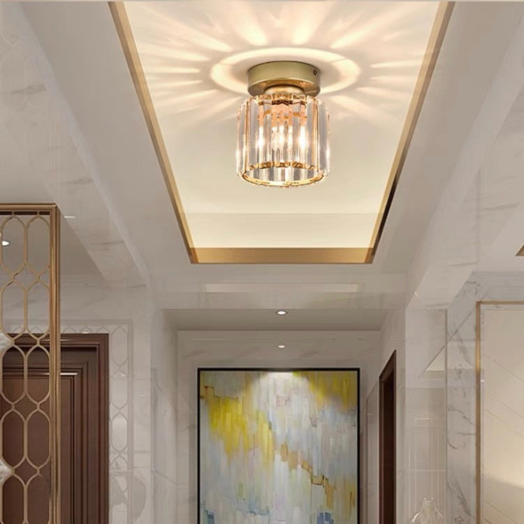 Luxuriöse Deckenleuchte aus Kristall und Metall in modernem Flur, elegantes Design.