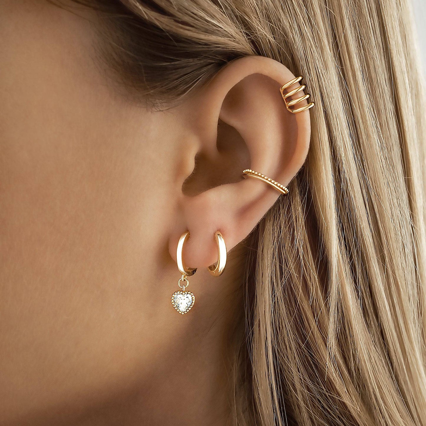 Goldene Ohrringe mit Kristallherz-Anhänger, eleganter Schmuck, modische Accessoires.