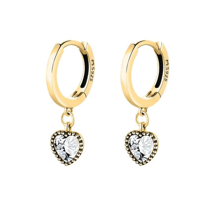 Goldene Creolen mit herzförmigen Kristallanhängern, eleganter Schmuck, Damenohrringe.
