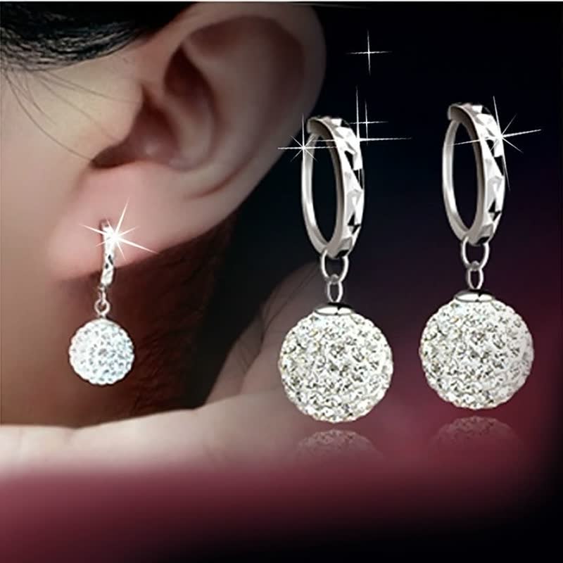 Silberne Ohrringe mit funkelnden Kristallkugeln, eleganter Schmuck für Damen.