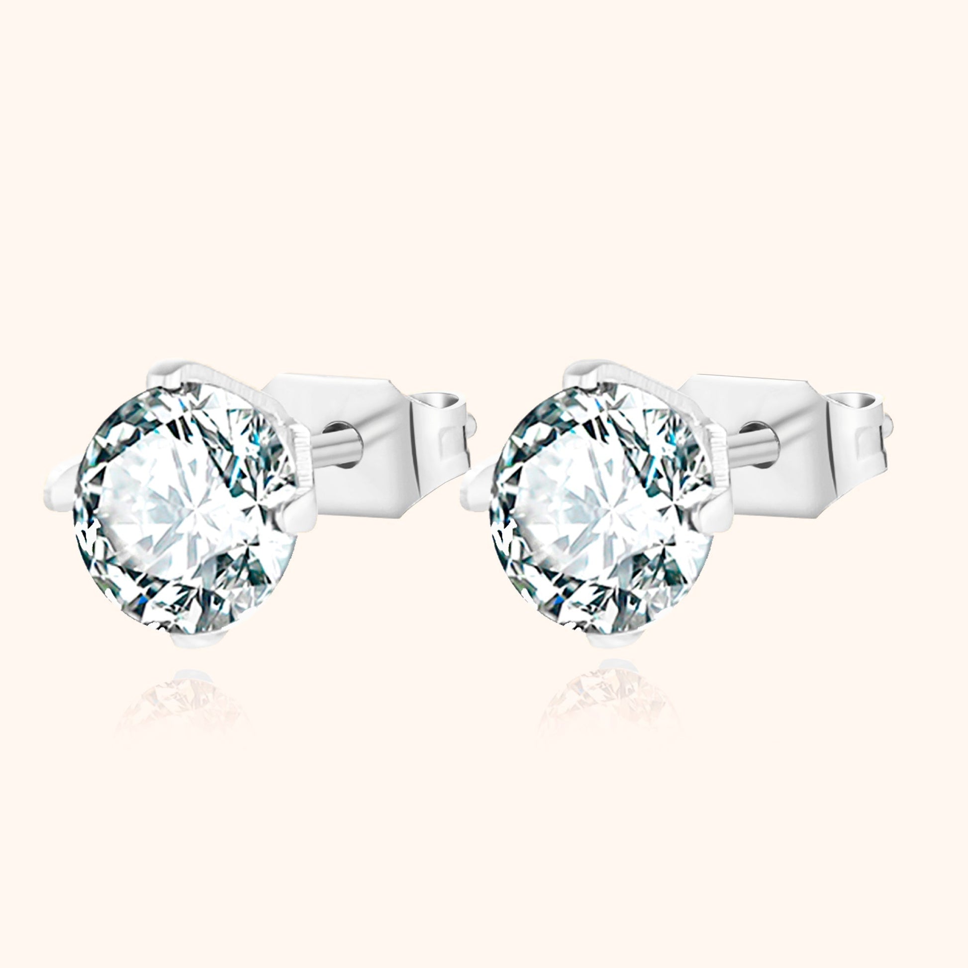 Silberne Ohrstecker mit klaren Zirkonia-Steinen, eleganter Schmuck für Damen.