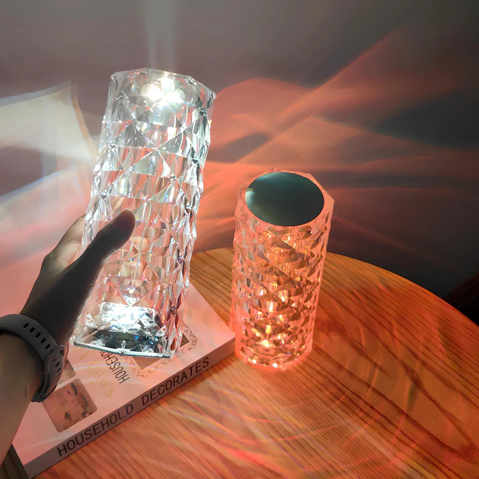 Kristall-Tischlampe, zylinderförmig, LED-Beleuchtung, transparent, auf Holztisch, modernes Design.