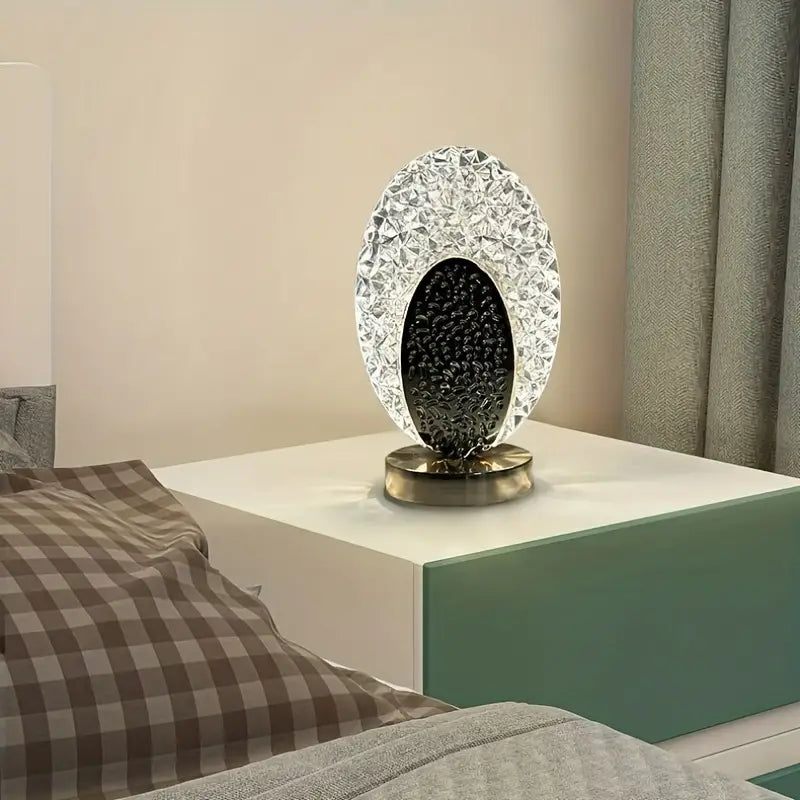 Moderne Kristall-Tischlampe auf Nachttisch, elegantes Design, Schlafzimmerbeleuchtung.