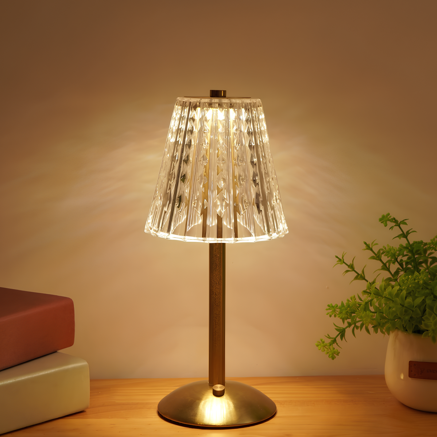 Goldene Tischlampe mit Kristallschirm, warmes Licht, modernes Design, Wohnzimmerbeleuchtung.