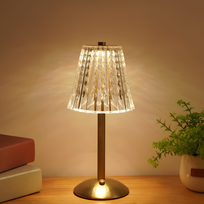 Goldene Tischlampe mit Kristallschirm, warmes Licht, modernes Design, Wohnzimmerbeleuchtung.