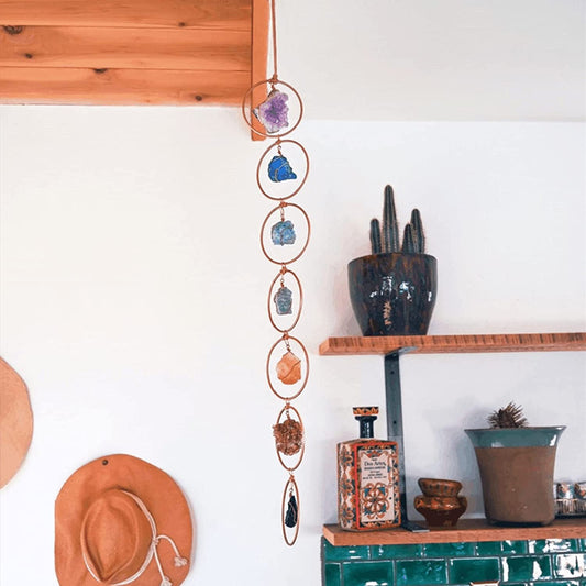 Wanddeko mit Kristallen, hängend, Holzringe, Boho-Stil, Wohnzimmer, handgefertigt, modern.