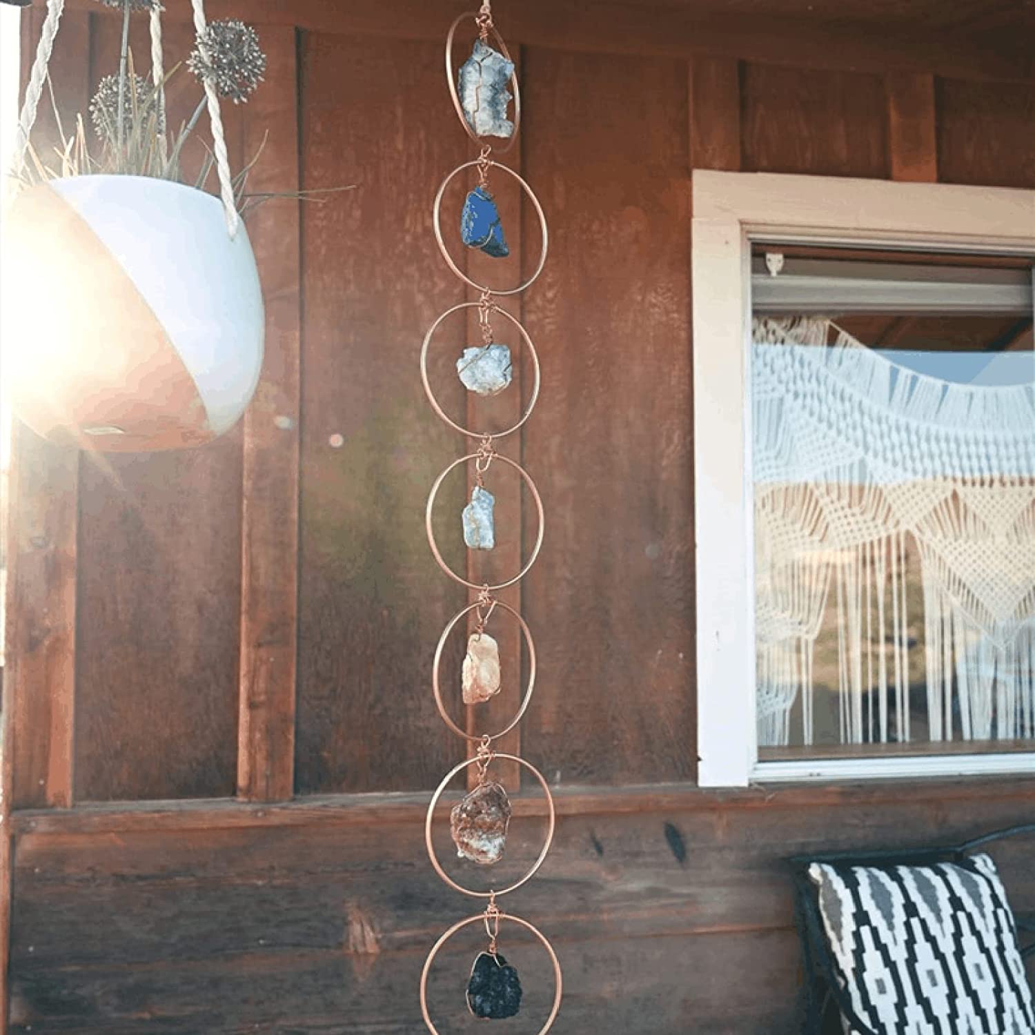 Hängedekoration mit Kristallen, Kupferringe, Boho-Stil, Wanddeko, handgefertigt, Outdoor-Dekor.