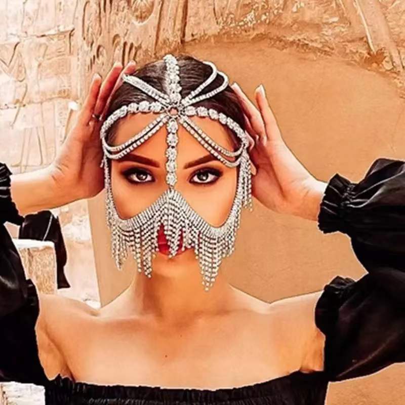 Frau mit silberner, kristallverzierter Gesichtsmaske, orientalisches Design, schwarzes Kleid.