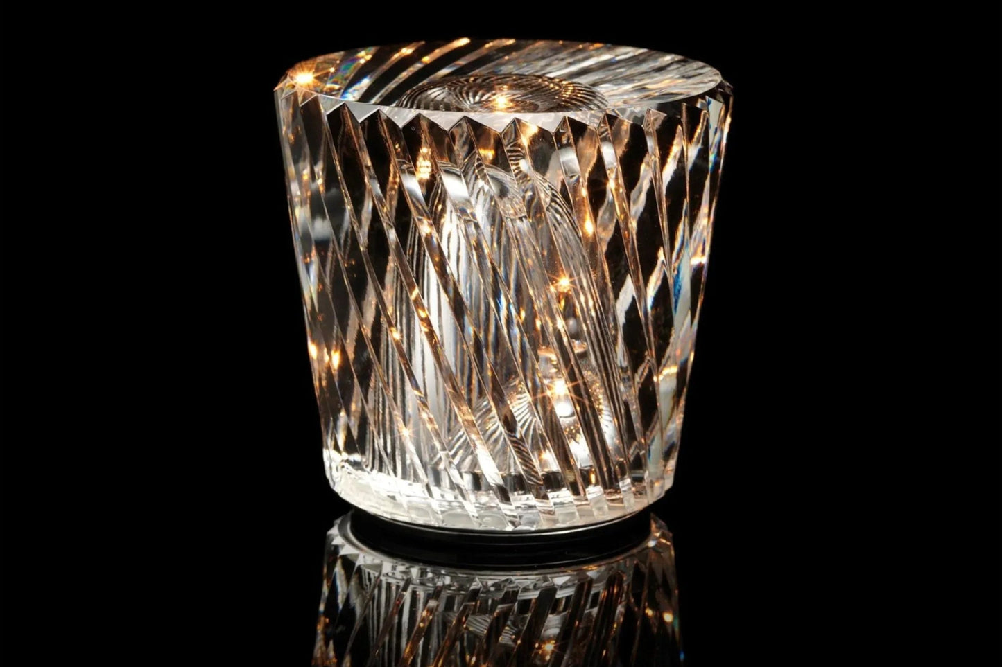 Kristallglas mit LED-Beleuchtung, dekoratives Design, transparent, auf schwarzem Hintergrund.