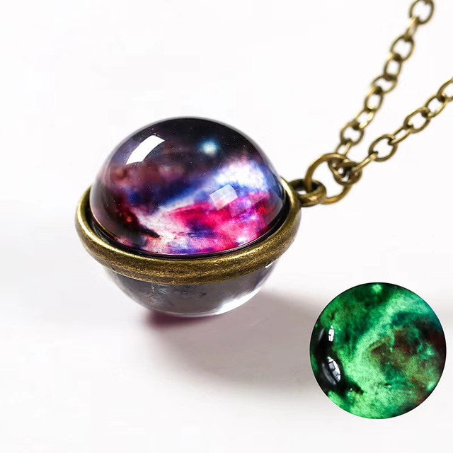 Leuchtende Kristallkugel-Halskette, Messing, kosmisches Design, Damen-Schmuck, Galaxie-Motiv.