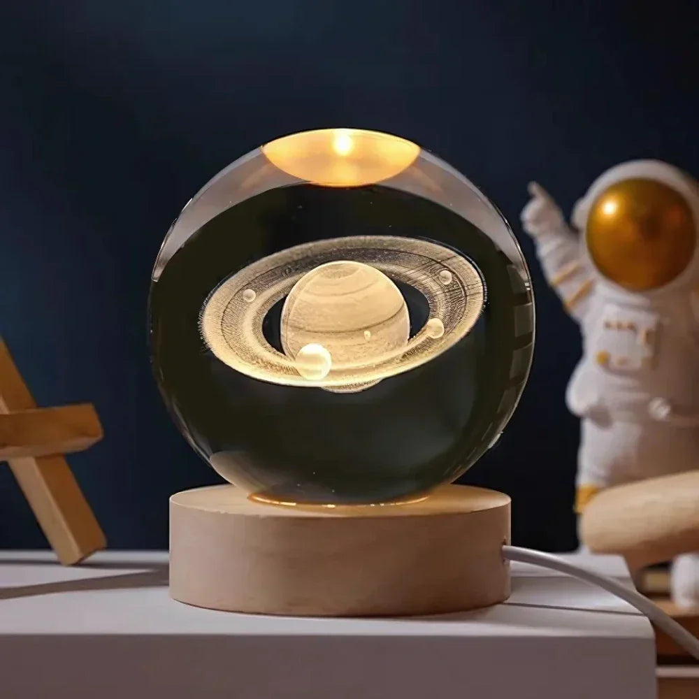 Kristallkugel mit Saturn-Design auf Holzsockel, LED-Beleuchtung, dekorative Tischlampe.