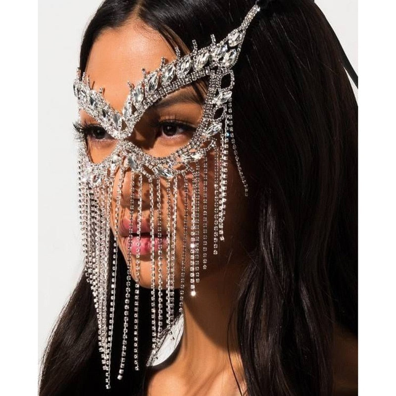 Funkelnde Kristallmaske mit Fransen, elegantes Accessoire für Maskenball, silberfarben.