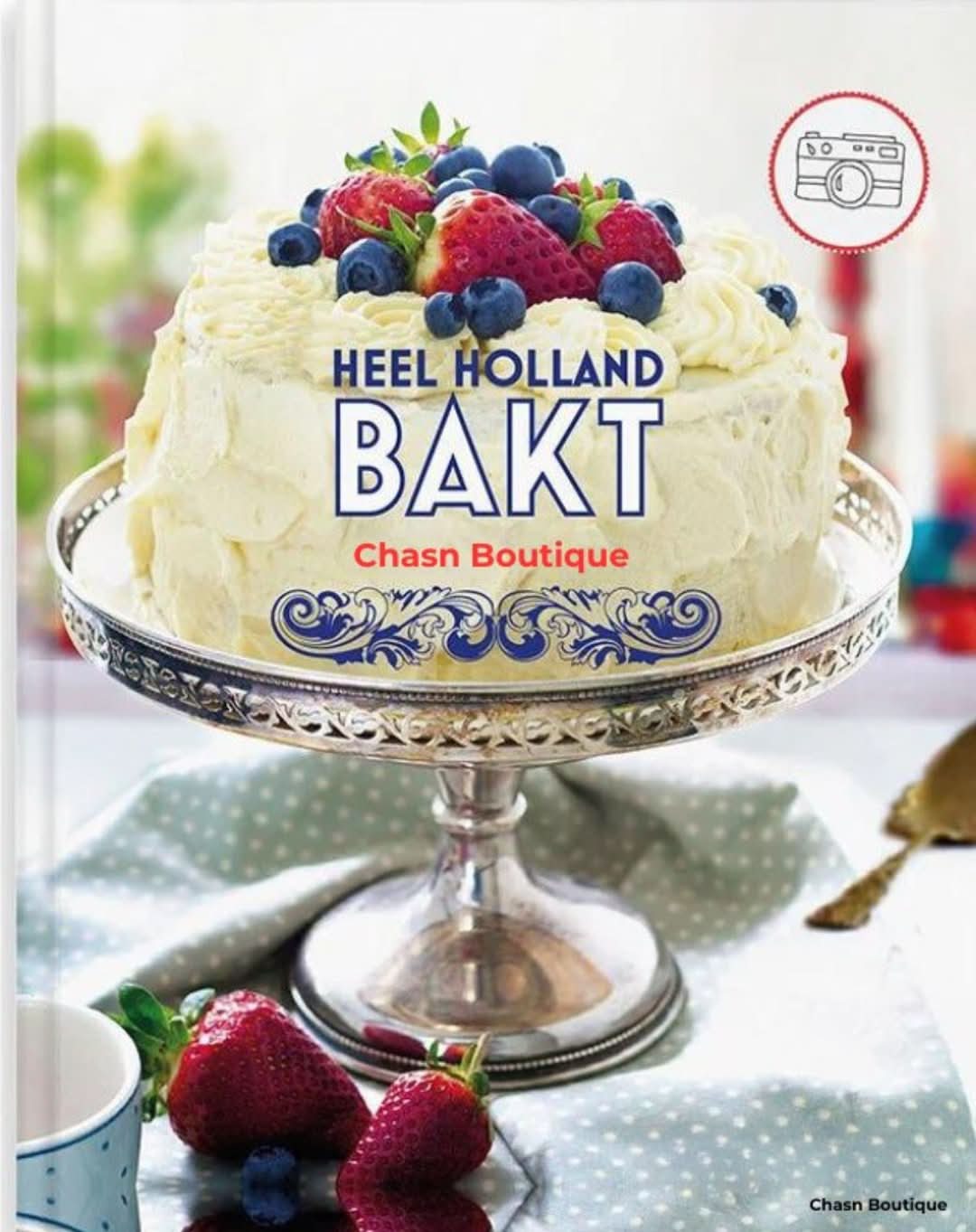 Kuchen auf Tortenständer mit Sahne, Erdbeeren, Himbeeren, Blaubeeren, Backbuch-Cover.