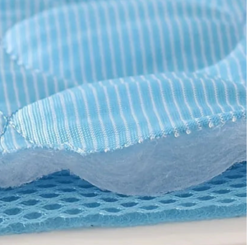 Blaues Kühlmatte für Hunde, atmungsaktiv, rutschfest, ideal für Sommer, Haustierbedarf.
