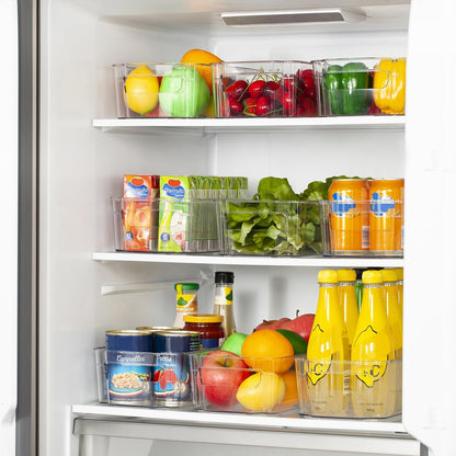 Offener Kühlschrank mit Obst, Gemüse, Getränken und Konserven in transparenten Aufbewahrungsboxen.
