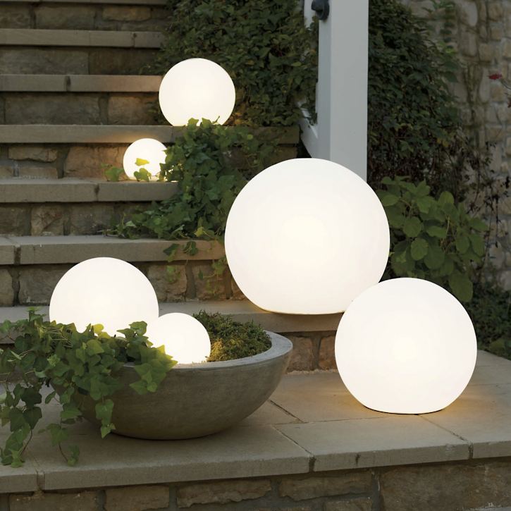 Kugelförmige Gartenleuchten, LED, weiß, dekorativ, energiesparend, Außenbeleuchtung, modern.