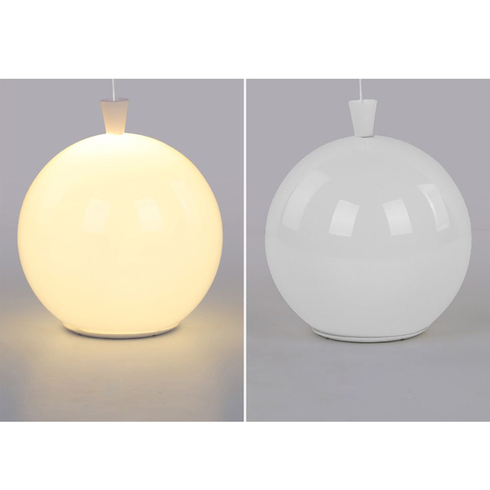 Moderne runde Hängelampe, weiß, Glas, beleuchtet und unbeleuchtet, minimalistisches Design.