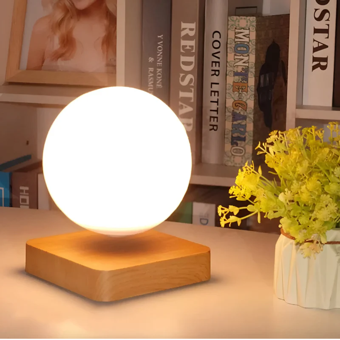Runde LED-Tischlampe auf Holzsockel, warmweißes Licht, moderne Dekoration, Wohnzimmerbeleuchtung.