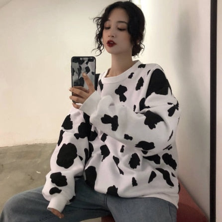Frau im schwarz-weißem Kuhmuster-Pullover, Selfie, modisch, lässig, Streetwear.