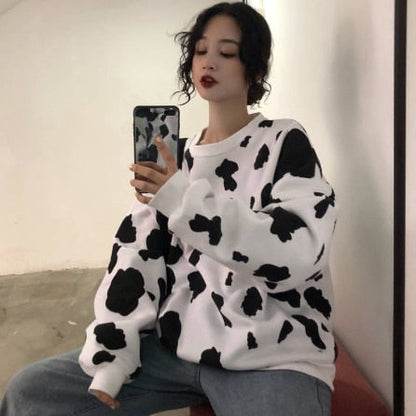 Frau im schwarz-weißem Kuhmuster-Pullover, Selfie, modisch, lässig, Streetwear.