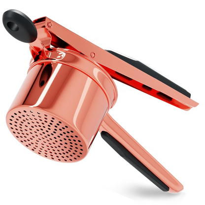 Kupferfarbene Kartoffelpresse aus Edelstahl mit ergonomischem Griff für einfache Handhabung.