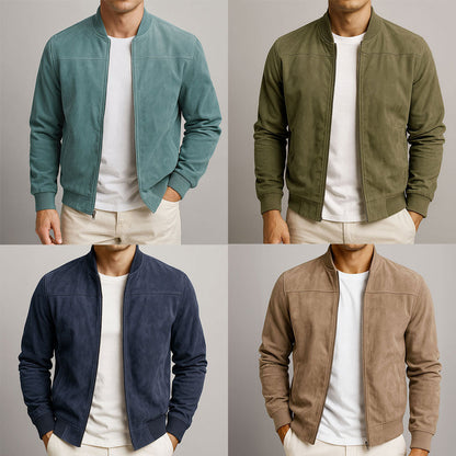 Collage med fyra män som bär mockajackan i grönblått, olivgrönt, marinblått och beige, alla med vit t-shirt under. 8