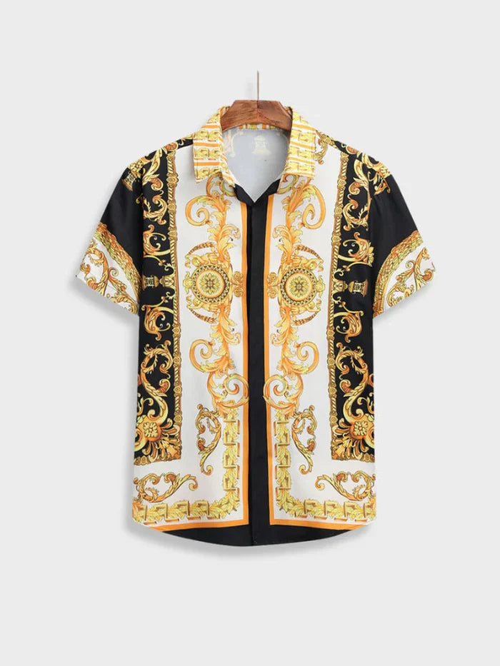 Kurzarmhemd mit barockem Muster, schwarz-gold, Herrenmode, Sommer, Freizeitkleidung.