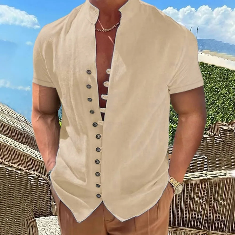 Beiges Herrenhemd mit Stehkragen und Knopfleiste, Sommermode, Freizeitkleidung.