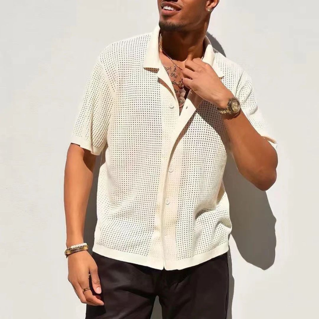 Mann in cremefarbenem Strickhemd, Kurzarm, Sommermode, lässiger Stil, Herrenbekleidung.