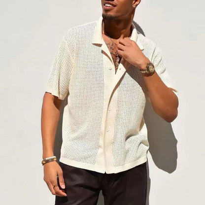 Mann in cremefarbenem Strickhemd, Kurzarm, Sommermode, lässiger Stil, Herrenbekleidung.