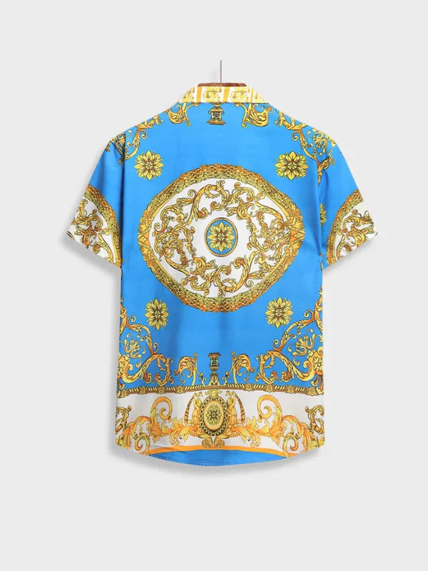 Blaues Kurzarmhemd mit barockem Muster, goldene Verzierungen, Herrenmode, Sommerbekleidung.