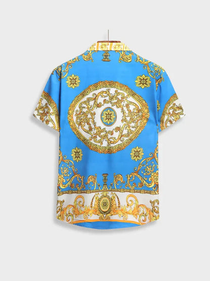 Blaues Kurzarmhemd mit barockem Muster, goldene Verzierungen, Herrenmode, Sommerbekleidung.