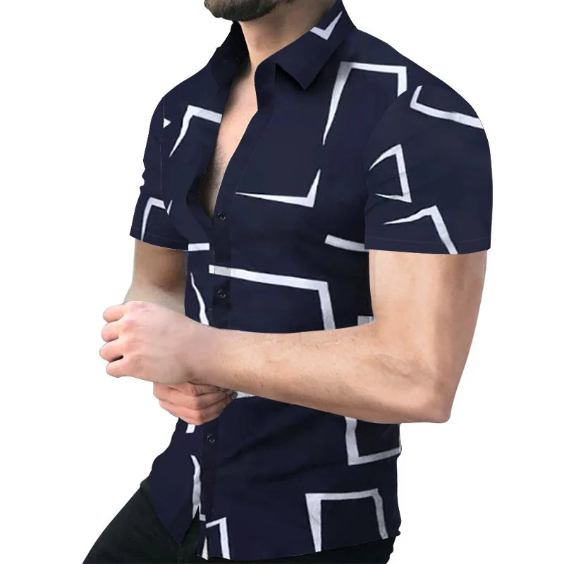 Dunkelblaues Herrenhemd mit geometrischem Muster, kurzärmelig, modern, Freizeitkleidung.