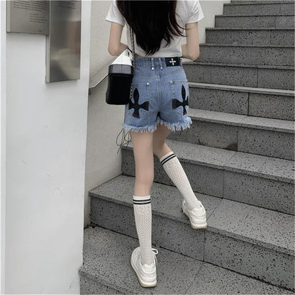 Frau in blauen Jeansshorts mit schwarzen Mustern, weiße Socken, Treppe, modisch, lässig.