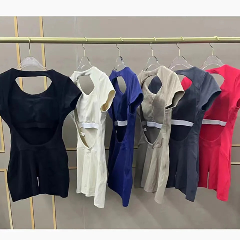 Sechs Damen-Jumpsuits auf Kleiderbügeln, verschiedene Farben, Rückenausschnitt, modisch.