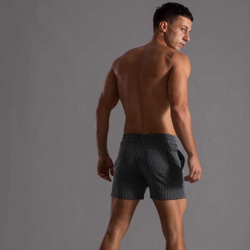 Mann in gestreiften Performance-Shorts, TokyoFit, Vitale ActiveWear, Fitnessmode, grau.
