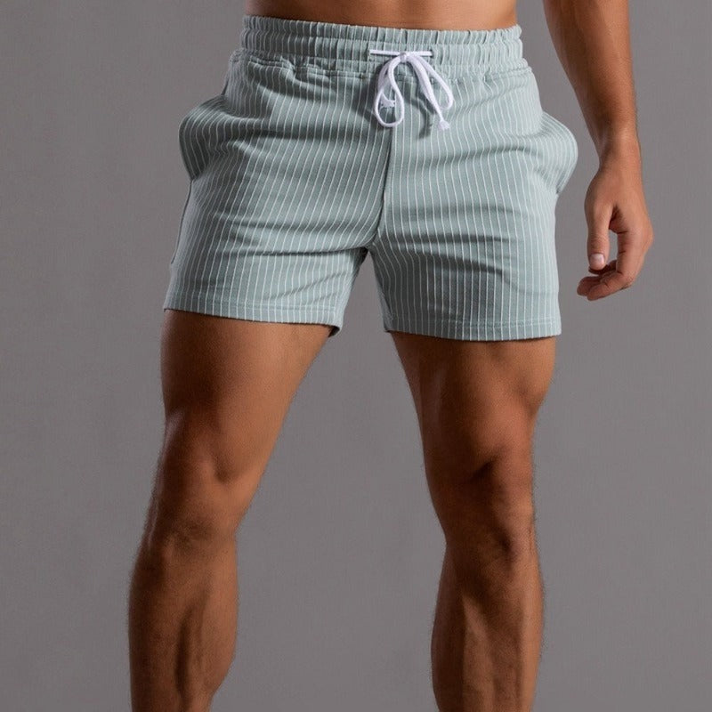 Männer-Performance-Shorts, gestreift, grün, mit Kordelzug, ideal für Sport und Fitness.