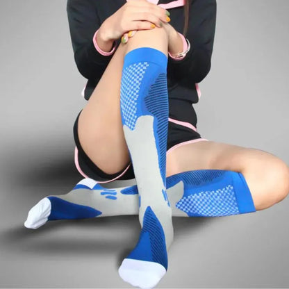 Frau trägt blaue Kompressionsstrümpfe, Sportbekleidung, Fitness, Bequemlichkeit, Unterstützung.