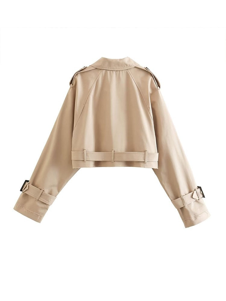 Beiger kurzer Trenchcoat Damen, Gürtel, Schulterklappen, modisch, Herbstmode, elegant.